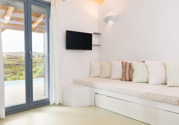 Thaumas Luxury Suite with Sea & Pool View