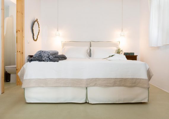 Thaumas Luxury Suite with Sea & Pool View