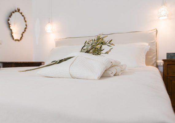 Thaumas Luxury Suite with Sea & Pool View